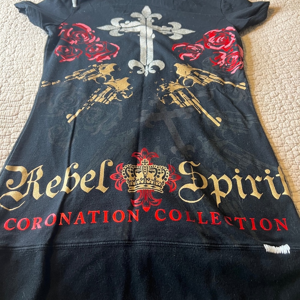 ladies Rebel Spirit short sleeve top size medium